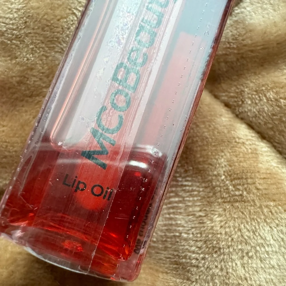 MCoBeauty lip oil in “sheer red” 💋zoom in for all the angles and details!!